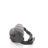 Riñonera unisex Caterpillar modelo Raymond, color azul con detalles en negro y logo de la marca en amarillo. Cuenta con bolsillo trasero secreto, hebilla para llavero, correa ajustable y dos compartimentos con cierre. Volumen de 2 litros.