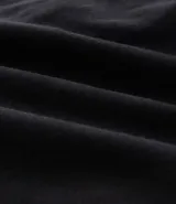 Bermuda cargo de algodón color blanco, con bolsillos laterales y traseros, cierre con botón y cremallera.