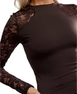 Top de manga larga ajustado al cuerpo, color marrón oscuro, con cuello redondo y mangas de encaje floral marrón translúcido.