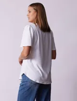 Blusa celeste de tejido piqué, con cuello a la base y escote en V. Tiene mangas cortas amplias.