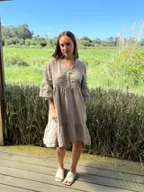 Vestido corto azul eléctrico de lino, con cuello mao, escote con botones de nácar y mangas 3/4 con volados.