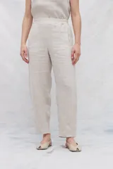 Pantalón de lino color marrón, de corte recto y tiro alto, con cintura elástica y bolsillos laterales.