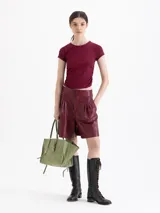 Remera de manga corta y escote redondo confeccionada en tejido morley de punto, con frunces en los laterales.