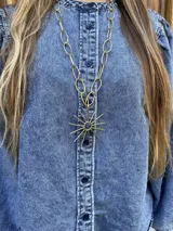 Collar dorado con cadena de eslabones grandes y dije de sol con rayos.
