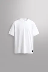 Camiseta blanca de corte holgado, cuello redondo y manga corta. Detalle de logo estampado en el bajo. Zara Athleticz.