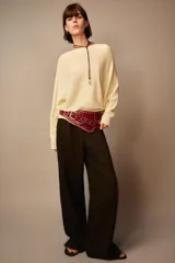 Pantalón palazzo color ladrillo, confeccionado en lino 100%, de tiro medio, cintura ajustable con cordones, bolsillos laterales ocultos y pierna ancha.