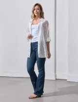 Cardigan blanco con calados tipo broderie, de manga 3/4 amplia.