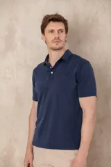 Remera azul marino de corte relajado fabricada en tela modal.