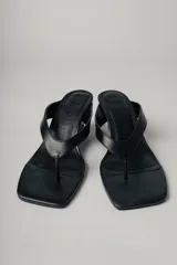 Sandalias con plataforma marrón y blanco con estampado animal print.