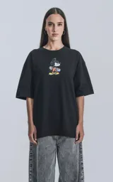 Remera negra de manga corta con cuello redondo y calce oversize. Estampado frontal de Mickey Mouse andando en skate.