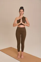 Calza larga color marrón de tejido acanalado, con cintura alta y diseño sin costuras.