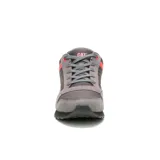 Zapatillas Caterpillar modelo Ventura, color gris con detalles en naranja. Capellada de gamuza recubierta de PU, forro de malla interior hecho con residuos industriales 100% reciclados, plantilla de espuma EVA suave que aporta comodidad duradera, forro de calcetín 100% reciclado de la industria posindustrial, suela de EVA ligera, construcción Strobel.