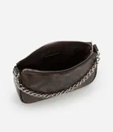 Cartera baguette pequeña color marrón con efecto desgastado, cierre de cremallera, asa larga desmontable y detalle de cadena plateada.