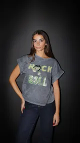 Remera de algodón color gris, con estampado 'Rock and Roll' en colores vibrantes.