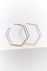 Aros dorados con forma de hexágono.