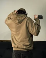 Hoodie color arena de felpa premium, corte boxy y calce amplio. Estampado minimalista en la espalda con la frase "To be continued...".