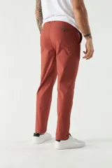 Pantalón chino clásico color ladrillo, de corte slim, con presillas para cinturón.