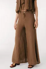 Pantalón de lino color beige, de corte palazzo y tiro alto.