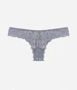 Bombacha bikini hilo color rosa con encaje floral y moña en la cintura.