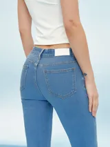 Pantalón de jean negro, de corte oxford y tiro alto.