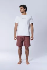 Short de baño marrón con cintura elastizada y cordón ajustable.