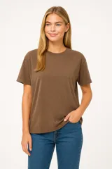 Remera marrón de algodón, de corte holgado y manga corta, con cuello redondo.