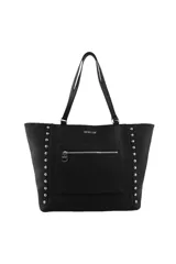 Cartera tote marrón de cuero sintético con bolsillo frontal con cierre, tachas plateadas en los laterales y organizador interno.