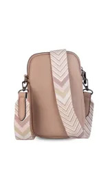 Bandolera pequeña tipo 'phone bag' de símil cuero color rosado pálido, con cierre de cremallera y correa ancha de tela con diseño de chevron en tonos claros.