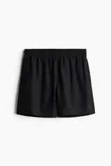 Short deportivo negro de tejido funcional DryMove™, corte estándar, largo a media pierna, con elástico y cordón ajustable en la cintura, bolsillos laterales y suspensor interior de malla.