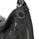 Cartera tipo hobo de cuero negro con diseño tejido y asa de hombro.