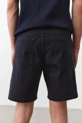 Short negro de sarga de algodón suave, corte estándar, con cinco bolsillos, cierre y botón.