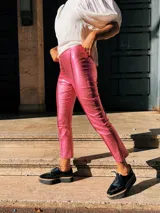 Pantalón recto color rosa brillante, con alforza central y cortes.