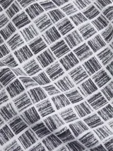 Remera Calvin Klein de hombre con estampado de cuadros en blanco y negro.