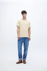 Remera negra de algodón, de corte recto y manga corta.