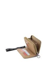 Billetera corta con cierre alrededor y tapa, confeccionada en tela capitoneada. Incluye varias reparticiones con tarjeteros y bolsillos internos, y una correa de mano desmontable. Disponible en negro, rojo y dorado.