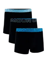 Pack de tres bóxers Under Armour negros con cintura elástica azul con el logo de la marca en blanco. Confeccionados con tecnología que mantiene fresco y brinda un ajuste cómodo para la actividad diaria.