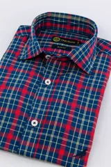 Camisa de manga larga con estampado a cuadros en tonos azul, rojo y amarillo. Corte slim fit y cuello italiano. Marca Club House.