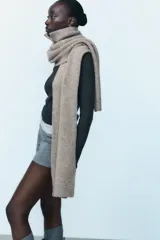 Bufanda larga combinada color beige confeccionada en mezcla de tejidos y lana con cuello subido y cremallera metálica.