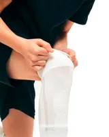 Medias deportivas blancas de caña alta con talón y puntera reforzados.