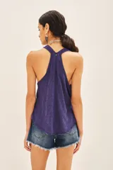 Musculosa blanca de algodón flameado, con escote en V pronunciado y espalda deportiva.
