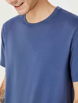 Camiseta de manga corta, cuello redondo y calce regular, color amarillo mostaza jaspeado.