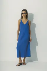 Vestido midi azul eléctrico de lino, con breteles finos y escote en V.
