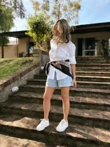 Short de jean celeste con terminaciones desflecadas.