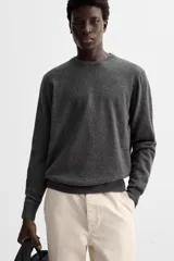 Jersey de hombre color beige, de cashmere, corte regular, cuello redondo y manga larga.