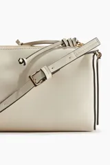 Cartera bandolera rectangular color crudo con correa ajustable y cierre superior.