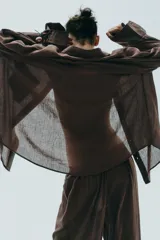Camisa marrón de algodón, corte amplio, con cuello solapa, manga larga con puños, bolsillo de parche en el pecho, pinzas en la espalda y cierre frontal con botones.