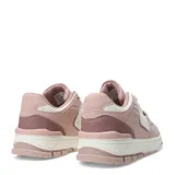 Zapatillas deportivas blancas con cordones y suela plana.