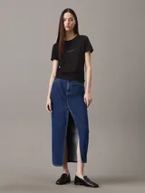 Remera negra de algodón con cuello redondo, corte slim y logo tonal de Calvin Klein Jeans bordado en el pecho.