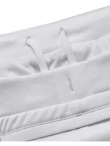 Short deportivo Under Armour Fly By Elite 3, color blanco, con cintura elástica, logo reflectivo y paneles laterales de malla.