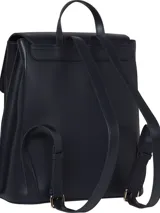 Mochila Tommy Hilfiger color azul marino, con asa superior, cierre con cremallera y solapa, detalles distintivos de la marca y logo metalizado en la parte delantera.